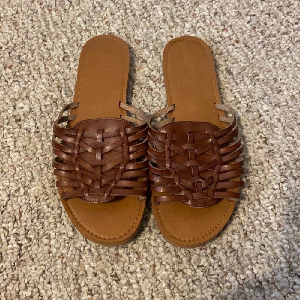 Strappy summer sandal size 9 universal thread